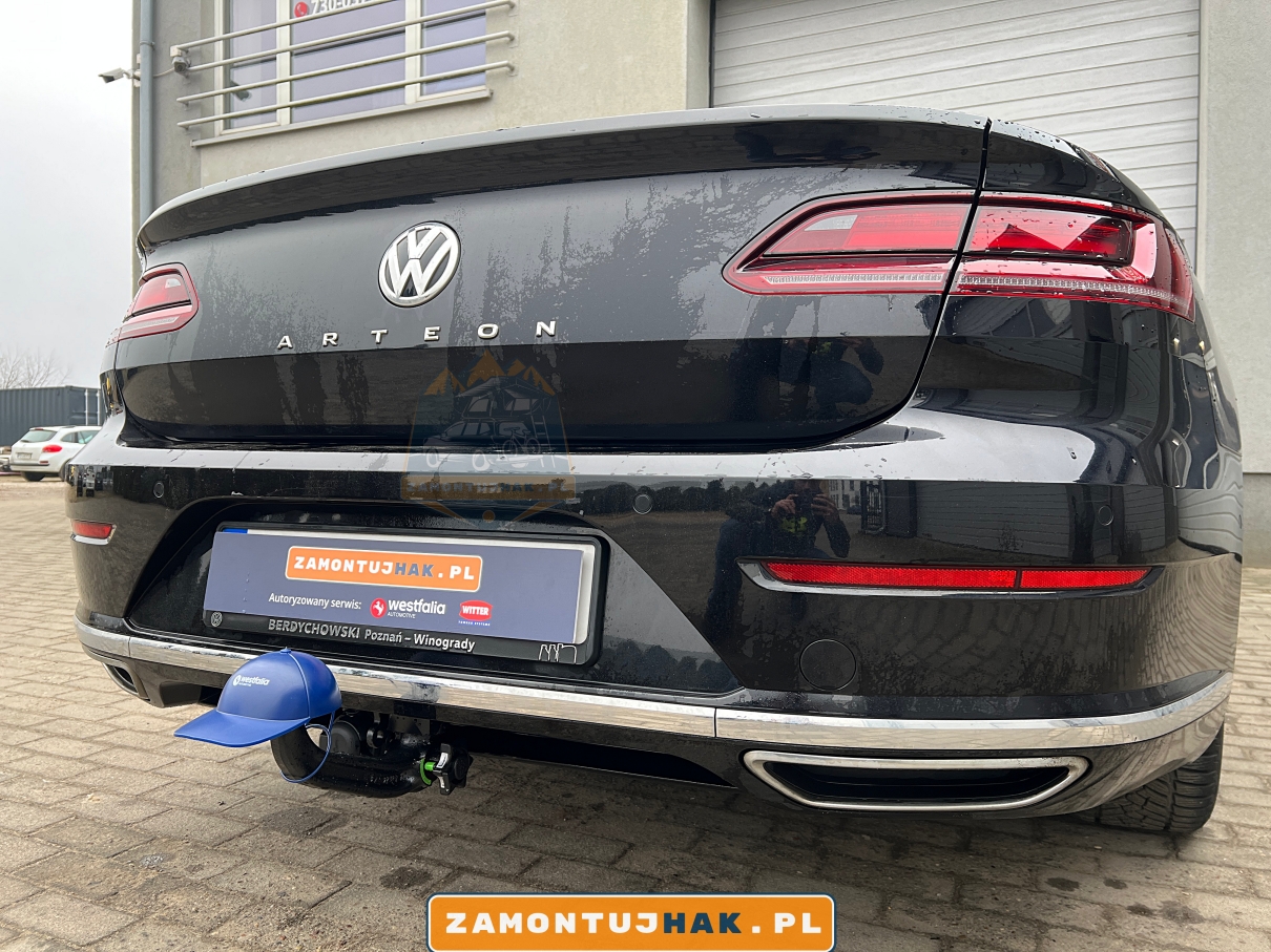 Volkswagen Arteon z zamontowanym hakiem holowniczym Westfalia A40V pod bagaznik